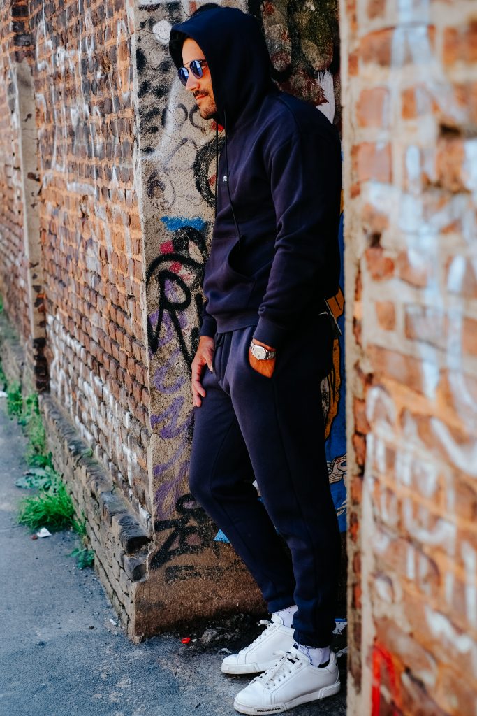 tuta con pantalone e felpa